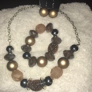 Necklace and bracelet set